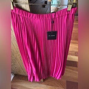 New St John pleated calf skirt
Pink Cherry color